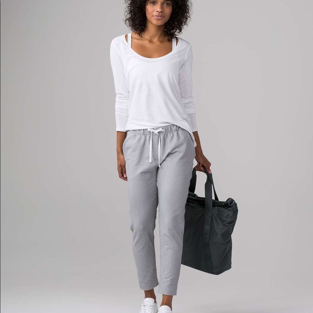 ••NWT LuLu Jet Crop Slim••